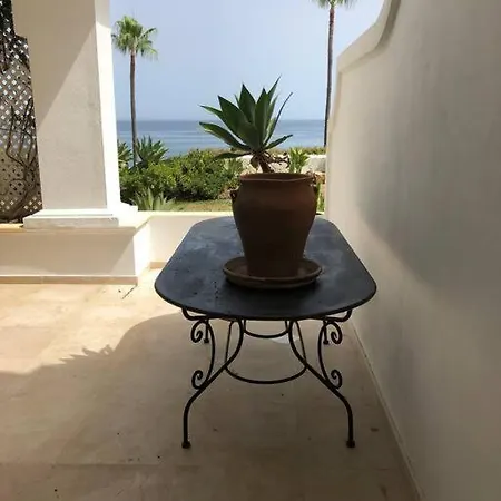 아파트 Gorgeous Beachfront With Stunning Sea Views & Garden
